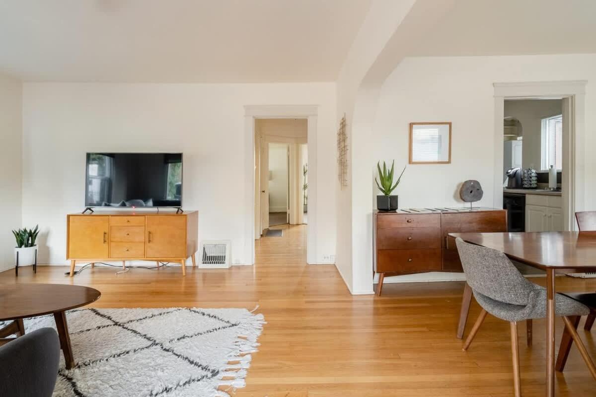 Hébergement de vacances - Heartofbuckman Midcentury Dream 86 Walkscore 3br *