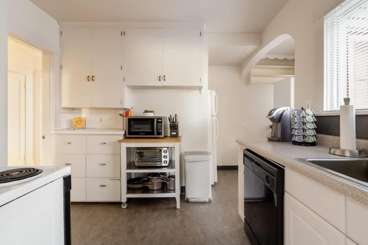 Hébergement de vacances - Heartofbuckman Midcentury Dream 86 Walkscore 3br
